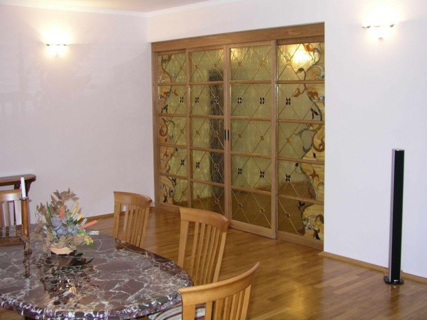 Перегородка для гостиной с цветным стеклом и декоративными вставками Иваново