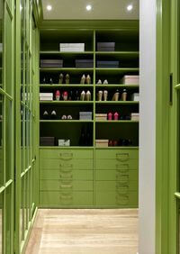 Г-образная гардеробная комната в зеленом цвете Иваново