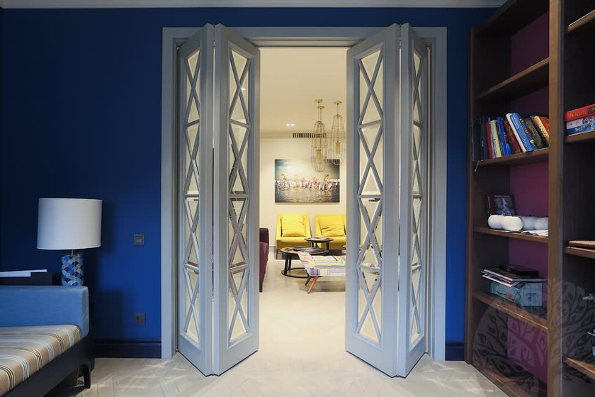 Двери гармошка  для гостиной со стеклами с разделителями Иваново