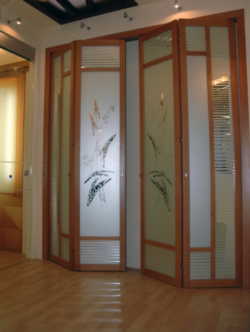 Широкие двери гармошка с матовым стеклом и рисунком Иваново
