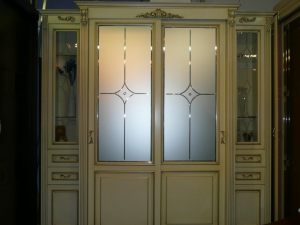 Классический шкаф купе массив с фацетными зеркалами и гравировкой Иваново